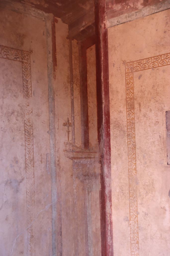 I.10.11 Pompeii. October 2022. Room 6, detail from south-east corner. Photo courtesy of Klaus Heese.
