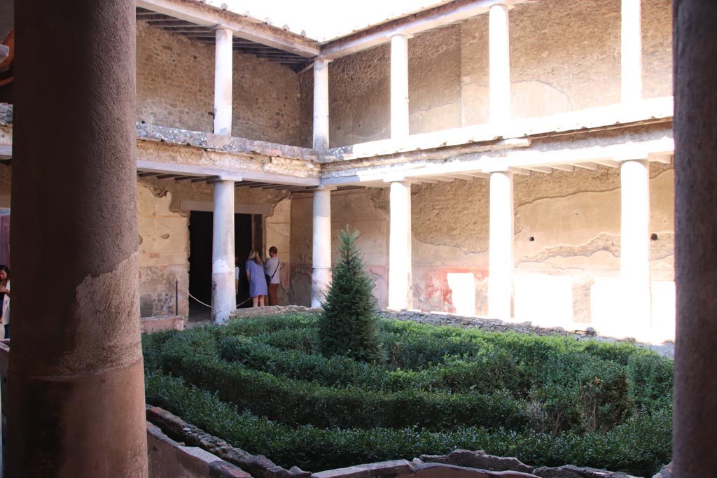 I.10.11 Pompeii. October 2022.
Peristyle 10, looking towards north-west corner with large doorway from room 8, triclinium. Photo courtesy of Klaus Heese.