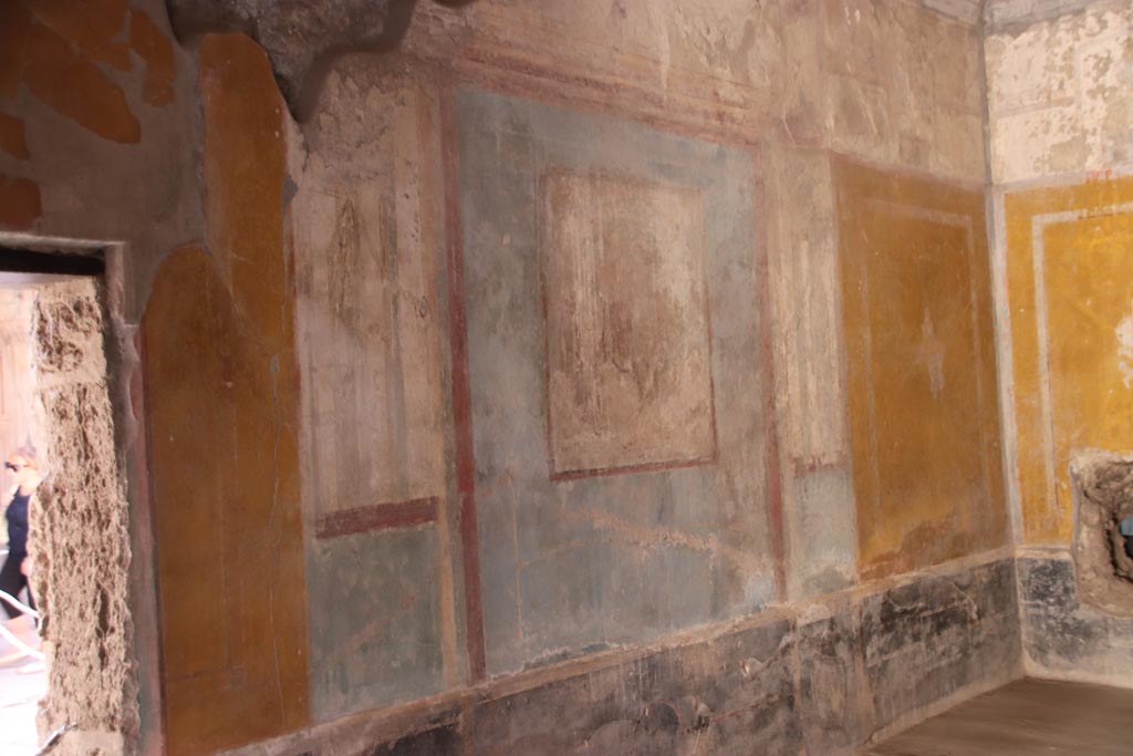 I.10.11 Pompeii. October 2022.
Room 8, looking towards south wall of triclinium, with doorway to atrium, on left. Photo courtesy of Klaus Heese.