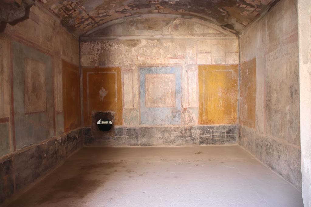 I.10.11 Pompeii. September 2021. Room 8, looking towards west wall of triclinium, from west portico of peristyle. Photo courtesy of Klaus Heese.