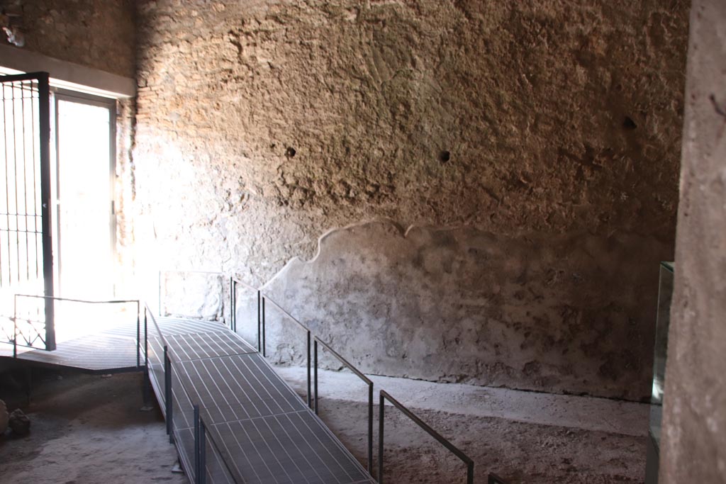 I.10.10 Pompeii. October 2022.
Looking north across shop in north-west corner of atrium, exit from I.10.11. Photo courtesy of Klaus Heese.