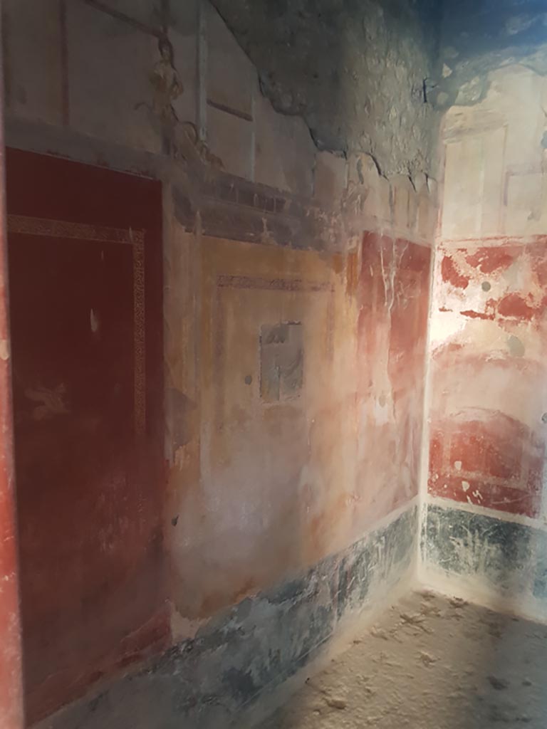I.10.11 Pompeii. October 2022.
Room 9, looking west along south wall from entrance doorway. Photo courtesy of Klaus Heese.