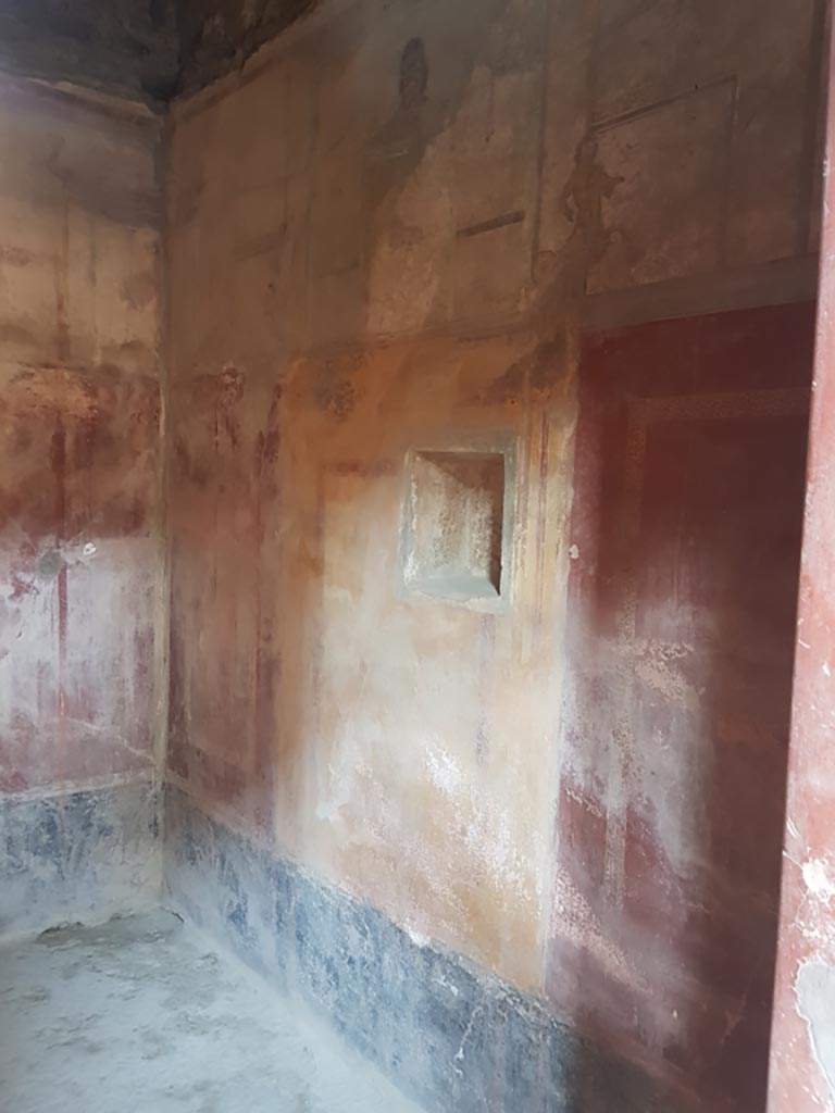 I.10.11 Pompeii. October 2022.
Room 9, looking west along north wall from entrance doorway. Photo courtesy of Klaus Heese.