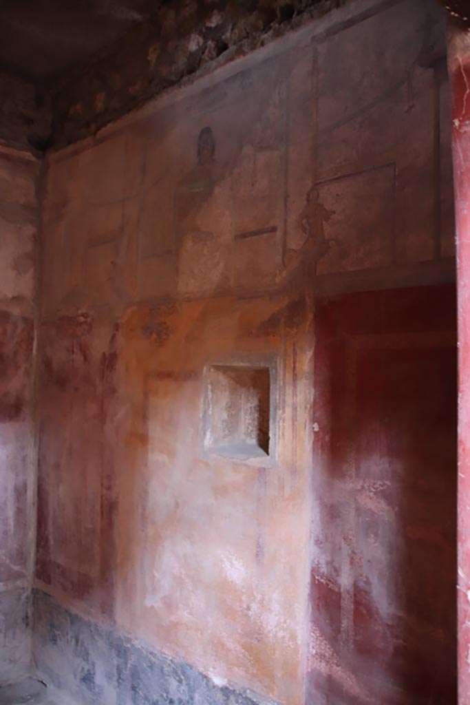 I.10.11 Pompeii. October 2022.
Room 9, detail of upper north wall. Photo courtesy of Klaus Heese.