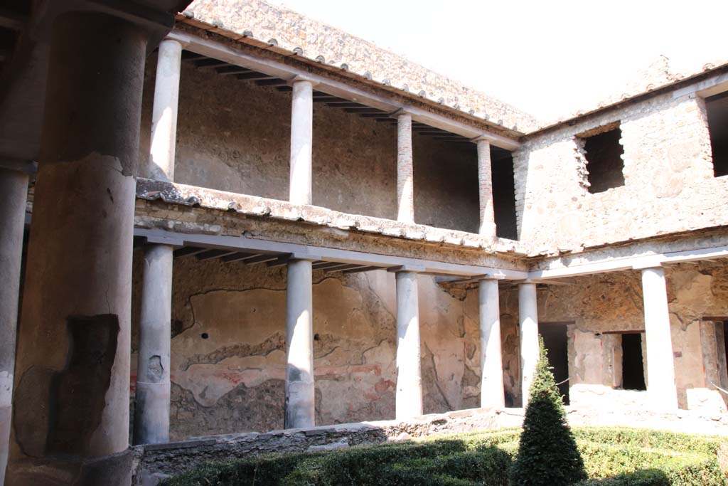 I.10.11 Pompeii. September 2021.
Room 10, north side of peristyle. Looking north-east to lower and upper floors of peristyle. Photo courtesy of Klaus Heese.