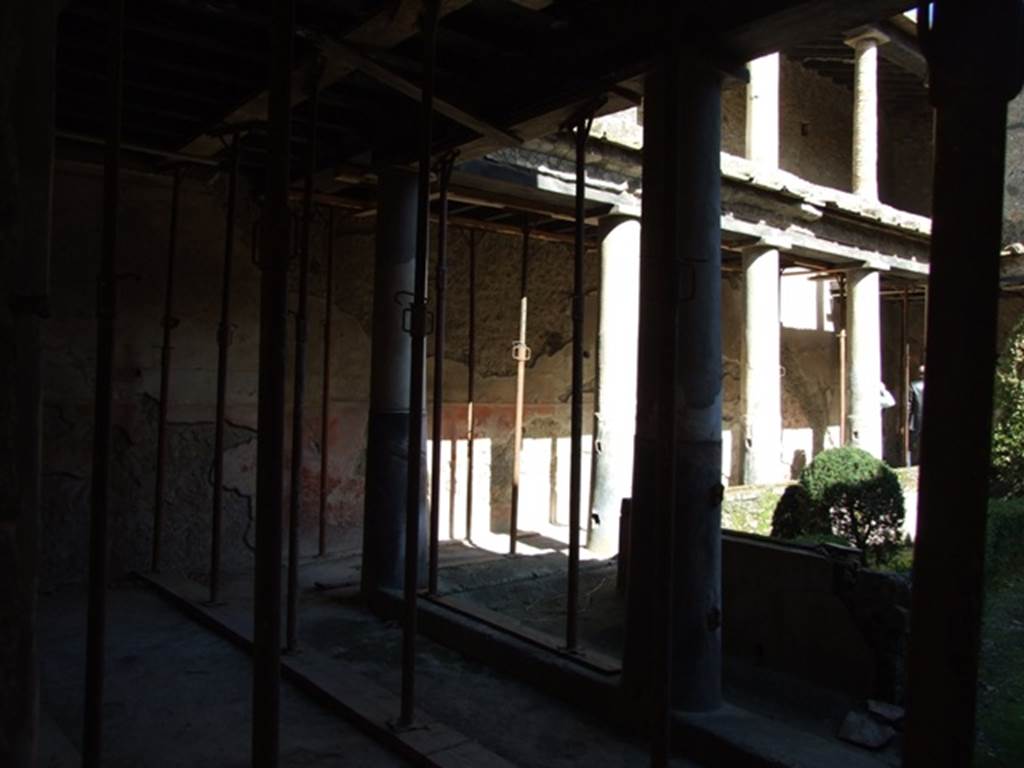 I.10.11 Pompeii. March 2009. Room 10. Peristyle. Looking north east to lower and upper levels.