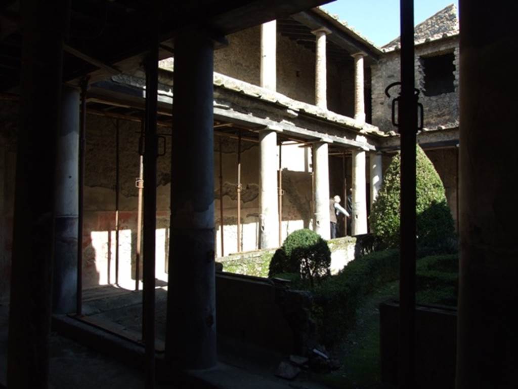 I.10.11 Pompeii. March 2009. Room 10. Peristyle. Looking north east to lower and upper levels.
