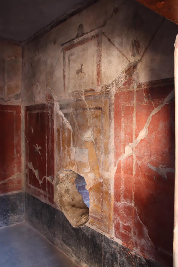 I.10.11 Pompeii. October 2022.
Room 12, south wall of cubiculum. Photo courtesy of Klaus Heese.