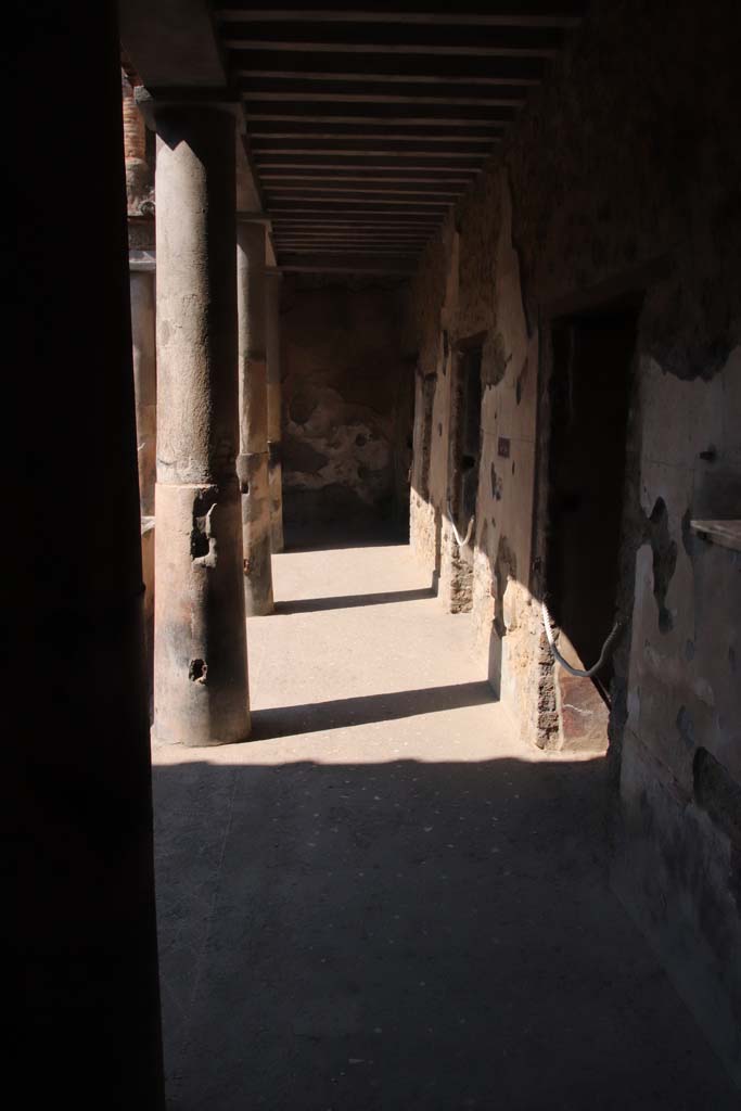 I.10.11 Pompeii. September 2021.
Room 10, looking north along east portico of peristyle. Photo courtesy of Klaus Heese.