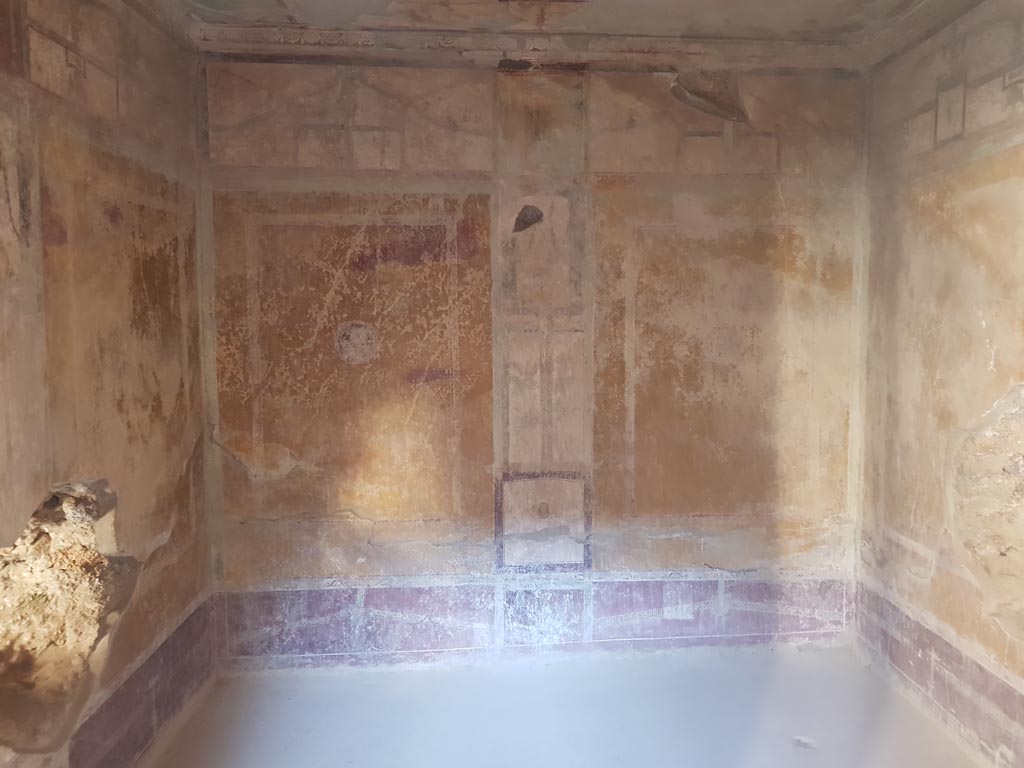 I.10.11 Pompeii. October 2022. Room 13, looking towards east wall of cubiculum. Photo courtesy of Klaus Heese.