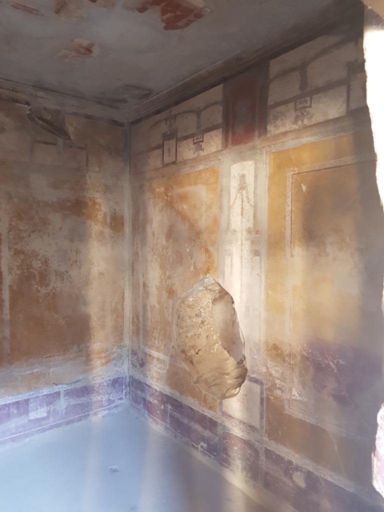 I.10.11 Pompeii. October 2022. Room 13, south wall of cubiculum. Photo courtesy of Klaus Heese.