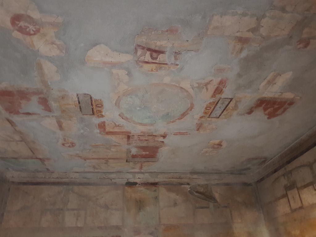 I.10.11 Pompeii. October 2022. Room 13, looking east across painted ceiling of cubiculum. Photo courtesy of Klaus Heese.