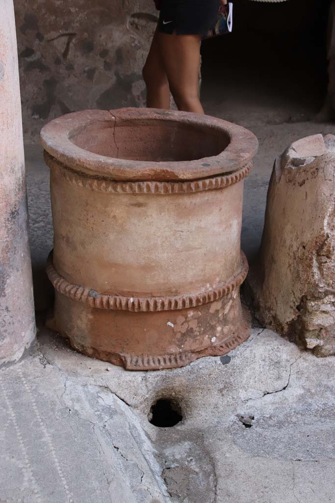 I.10.11 Pompeii. September 2021.
Room 10, puteal in south-east corner of peristyle. Photo courtesy of Klaus Heese.