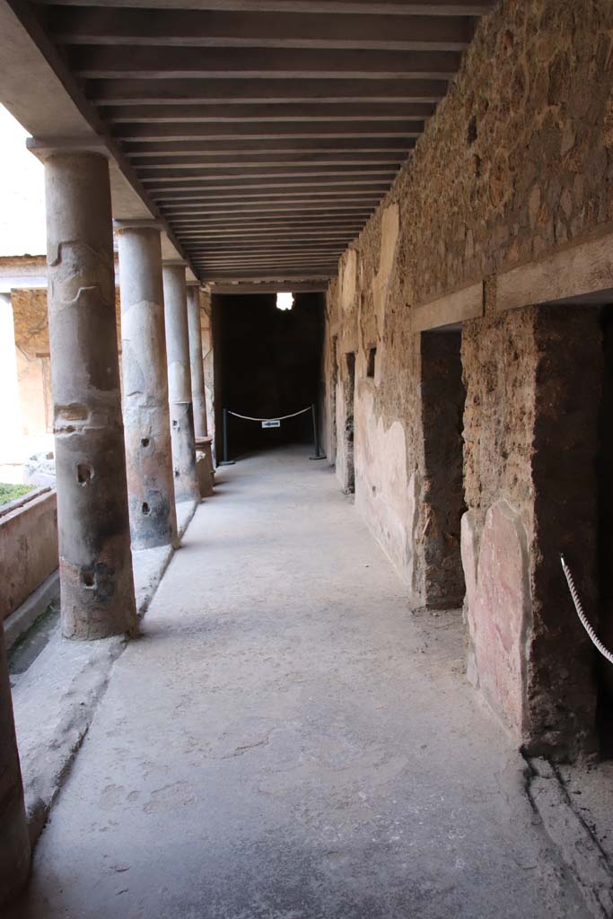 I.10.11 Pompeii. September 2021.
Room 10, peristyle, looking east across south portico from outside doorway to room 19.
Photo courtesy of Klaus Heese.