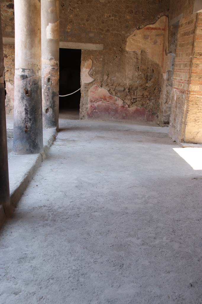 I.10.11 Pompeii. September 2021.
Room 10, peristyle, looking south across west portico towards doorway to room 19, with doorways to atrium, on right.
Photo courtesy of Klaus Heese.
