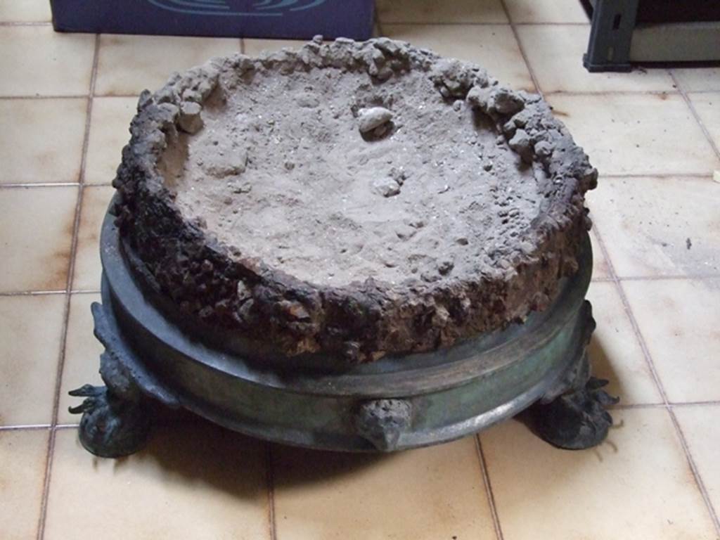 I.10.11 Pompeii. March 2009. Circular decorated brazier. SAP inventory number 20314. The top border is of iron and still contains lapilli.