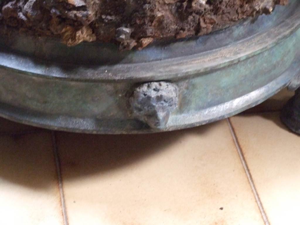 I.10.11 Pompeii. March 2009. Circular decorated brazier. SAP inventory number 20314. One side of the brazier is decorated with a female face and the other with the head of a dog.