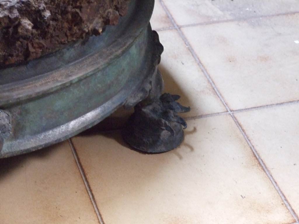 I.10.11 Pompeii. March 2009. Circular decorated brazier. SAP inventory number 20314. The brazier has three supporting feet in the form of a feline foot with the claws extended.