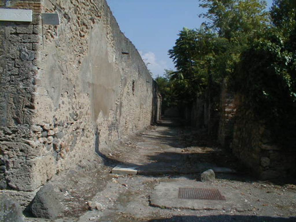 I.10.11 Pompeii. Back wall and roadway looking east. September 2004. I.19.
