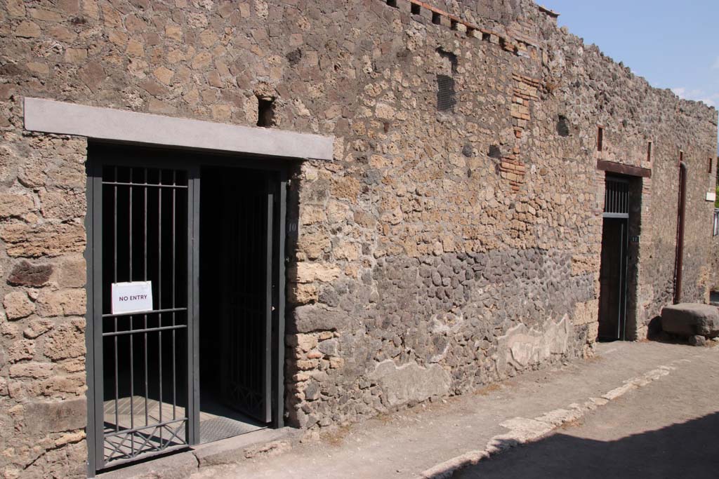 I.10.11 Pompeii, on right. September 2021.
Looking south-east to entrance doorway on Vicolo del Citarista, with I.10.10 on left. Photo courtesy of Klaus Heese.