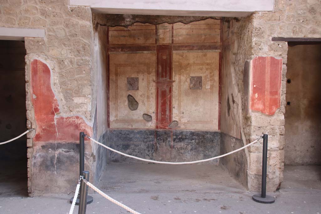.10.11 Pompeii. September 2021. Room 6, ala or exedra on south side of atrium. Photo courtesy of Klaus Heese.