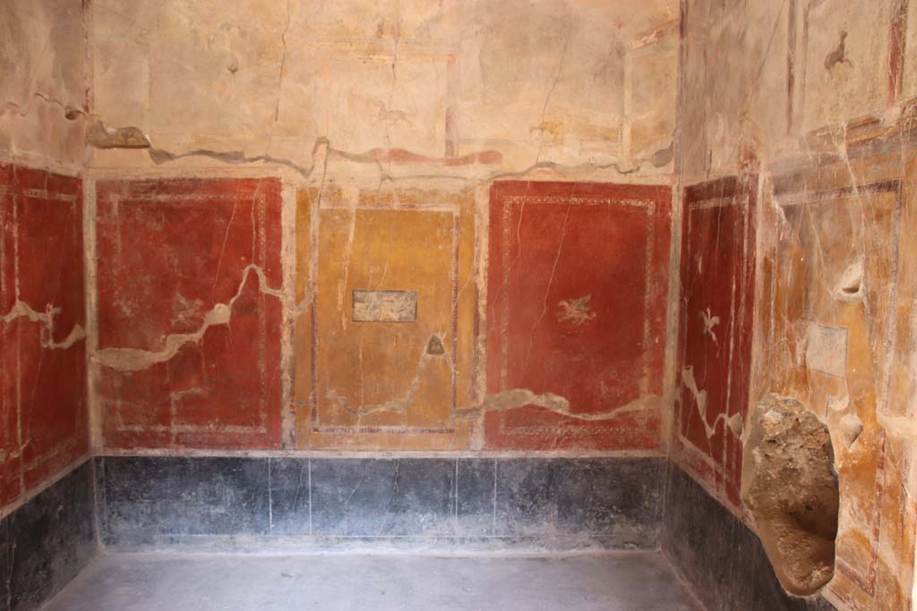 I.10.11 Pompeii. September 2021.
Room 12, a cubiculum on east side of peristyle, looking east from doorway. Photo courtesy of Klaus Heese.
