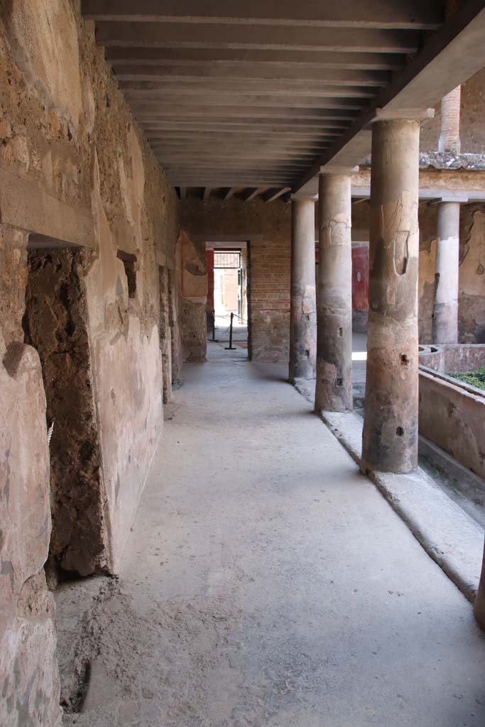 I.10.11 Pompeii. September 2021.
Room 10, looking west along south side of peristyle from outside doorway to room 17.
Photo courtesy of Klaus Heese.