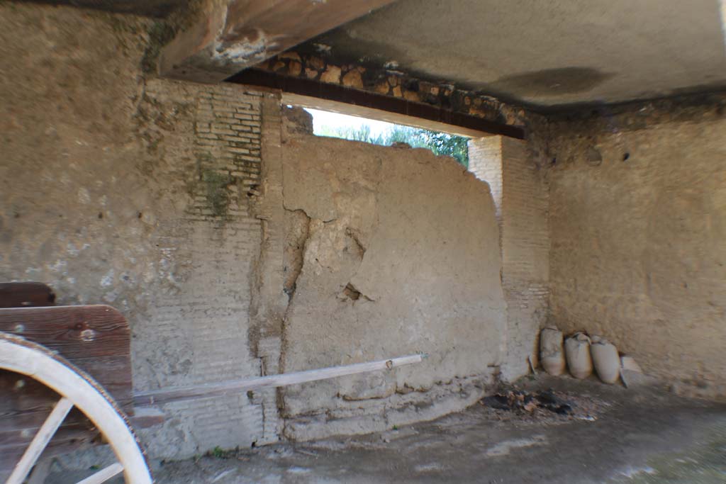 I.10.4 Pompeii. March 2014. Looking east across stable towards blocked doorway.
Foto Annette Haug, ERC Grant 681269 DÉCOR.