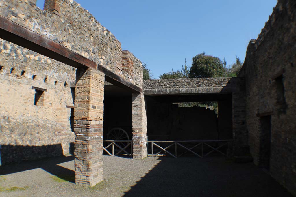 I.10.4 Pompeii. March 2014. Looking north-east across stable.
Foto Annette Haug, ERC Grant 681269 DÉCOR.