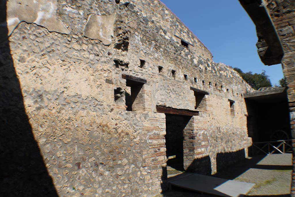 I.10.4 Pompeii. March 2014. Looking east along north wall of stables.
Foto Annette Haug, ERC Grant 681269 DÉCOR.