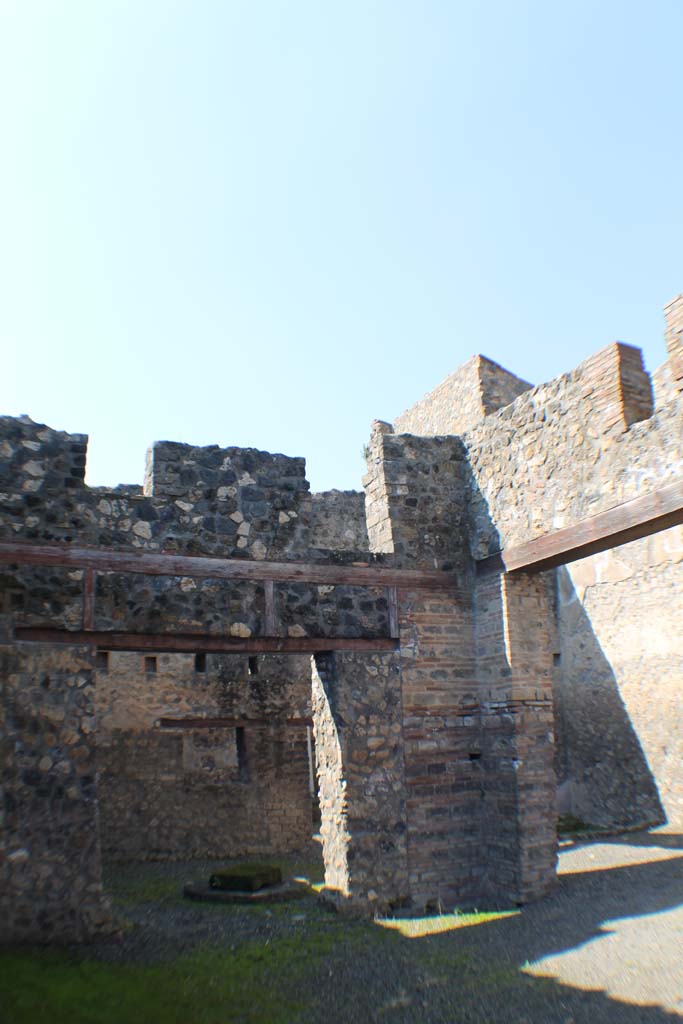 I.10.4 Pompeii. March 2014. Looking towards west wall and north-west corner.
Foto Annette Haug, ERC Grant 681269 DÉCOR.