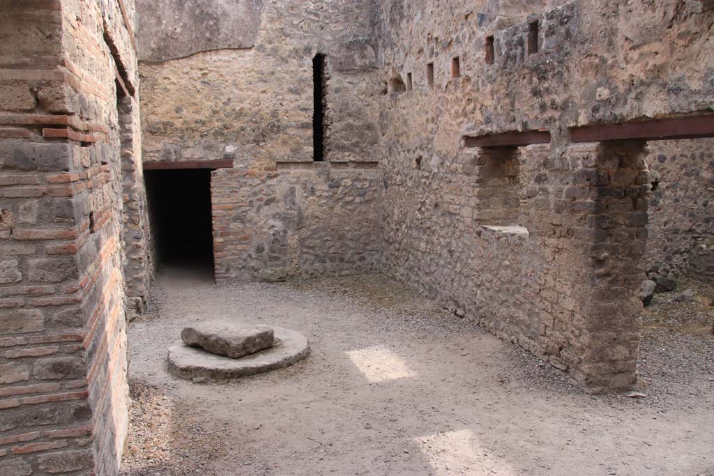 I.10.14 Pompeii. September 2021.
Looking south in room with well, and with doorway and window in west wall, on right. Photo courtesy of Klaus Heese.
