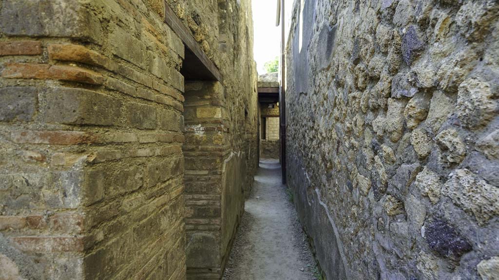 I.10.15 Pompeii. August 2021. Rear corridor, looking south towards I.10.14 and I.10.4. Photo courtesy of Robert Hanson.