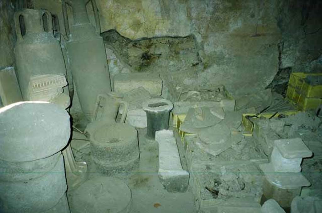 I.10.16/15 Pompeii. June 2010.
Second room/cubiculum to south of entrance with amphorae and finds, also see I.10.16. Photo courtesy of Rick Bauer.