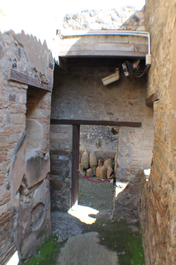I.10.15/4 Pompeii. March 2014.
Looking east in corridor, with doorway to third room to south of entrance at I.10.15, with amphorae.
Foto Annette Haug, ERC Grant 681269 DÉCOR.