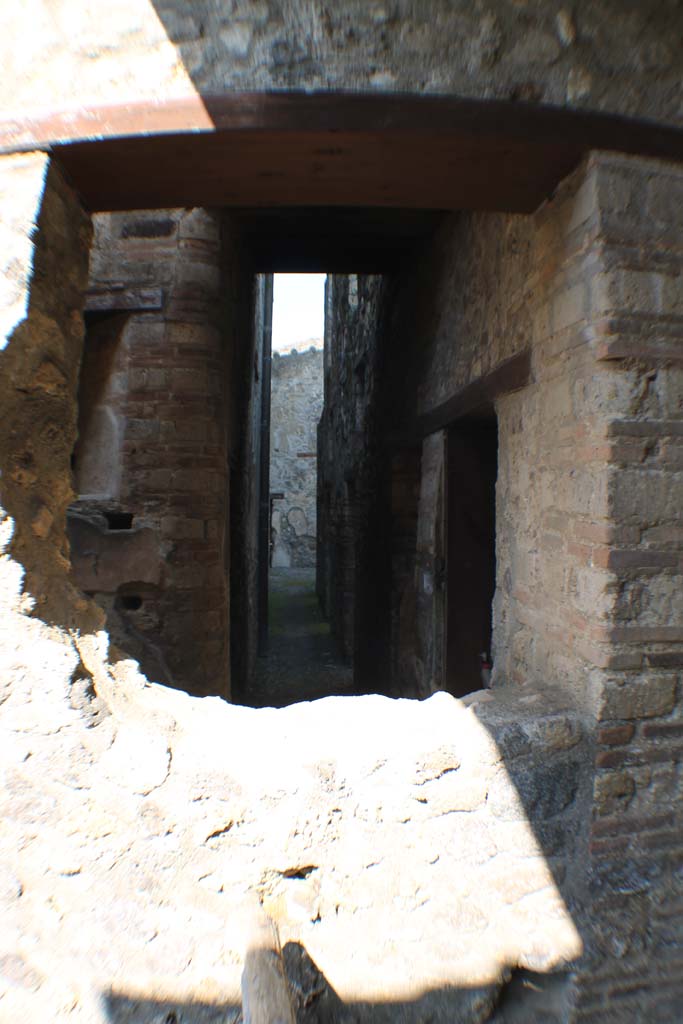 I.10.14/4 Pompeii. March 2014. Corridor leading north to I.10.15 from stable.
Foto Annette Haug, ERC Grant 681269 DÉCOR.