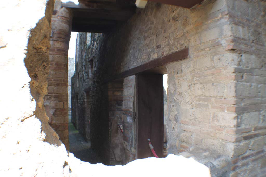 I.10.15/4 Pompeii. March 2014. Looking towards doorway to room at south end of corridor, leading to I.10.15.
Foto Annette Haug, ERC Grant 681269 DÉCOR.