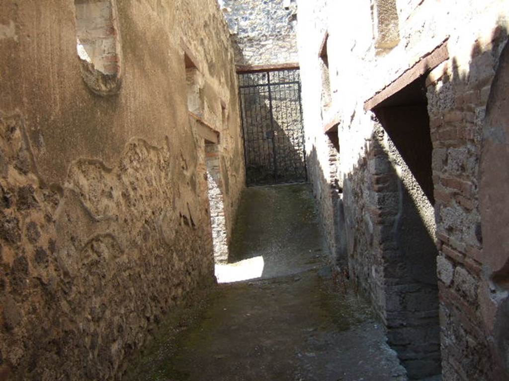 I.10.15 Pompeii. May 2006. Corridor looking west towards entrance to peristyle of I.10.4.