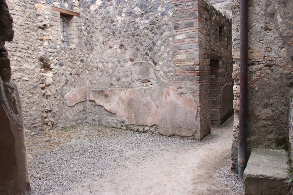I.10.16 Pompeii. September 2021.
Looking through doorway in south wall of atrium, leading into room with corridor and to I.10.15. Photo courtesy of Klaus Heese.
