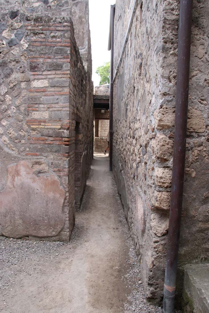 I.10.16/15 Pompeii. September 2021.
Looking south along corridor leading to rooms connecting with I.10.4. Photo courtesy of Klaus Heese.