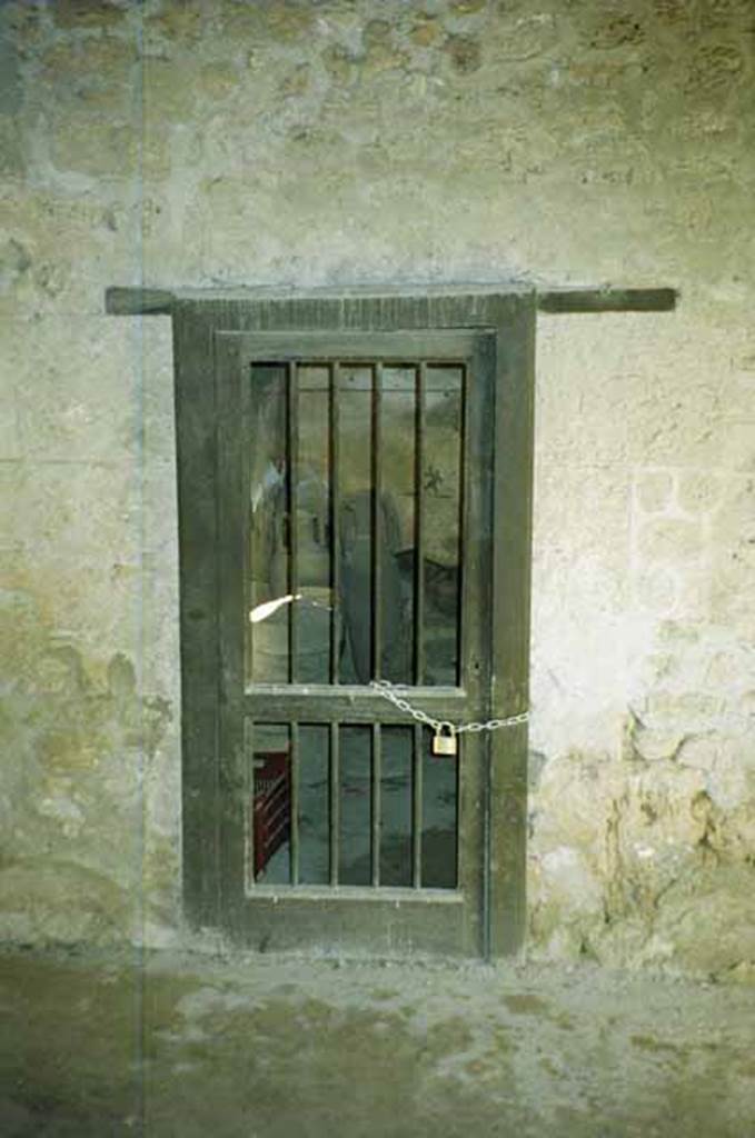 I.10.16 Pompeii. June 2010. Doorway to cubiculum on south side of entrance. Photo courtesy of Rick Bauer.