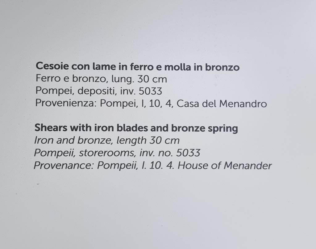 I.10.16 Pompeii, but on display in I.5.2 Pompeii. December 2023.
Descriptive notice-card, on display in tannery, but provenanced from I.10.16, room 43. Photo courtesy of Miriam Colomer.
