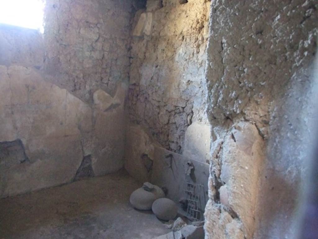 I.10.16 Pompeii. March 2009. Cubiculum on south side of entrance.