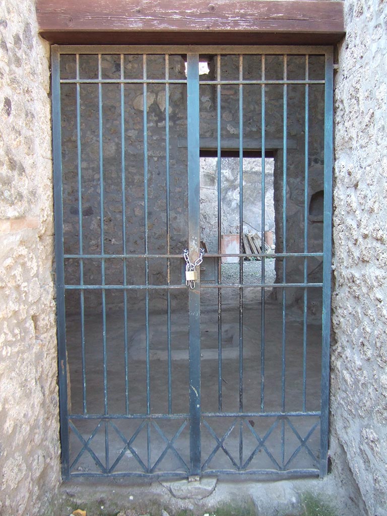 I.10.16 Pompeii. September 2005. Entrance doorway.