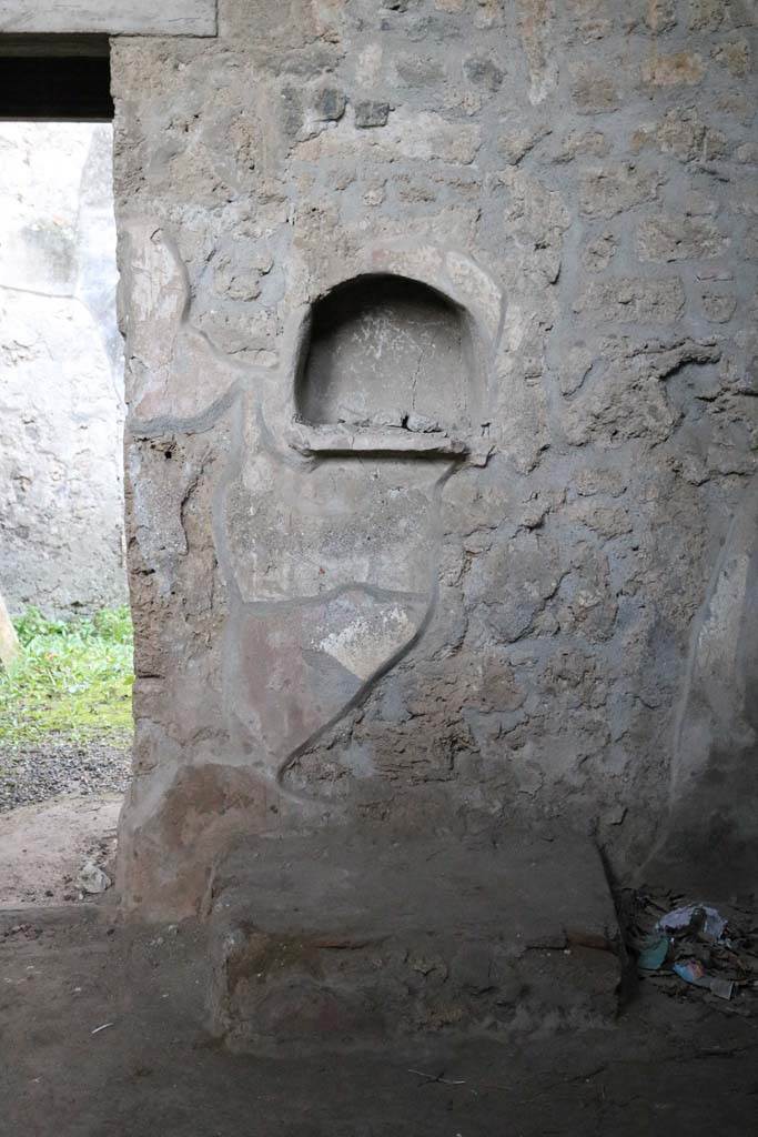 I.10.16 Pompeii. December 2018.
Looking west towards wall on north side of doorway to garden. Photo courtesy of Aude Durand.