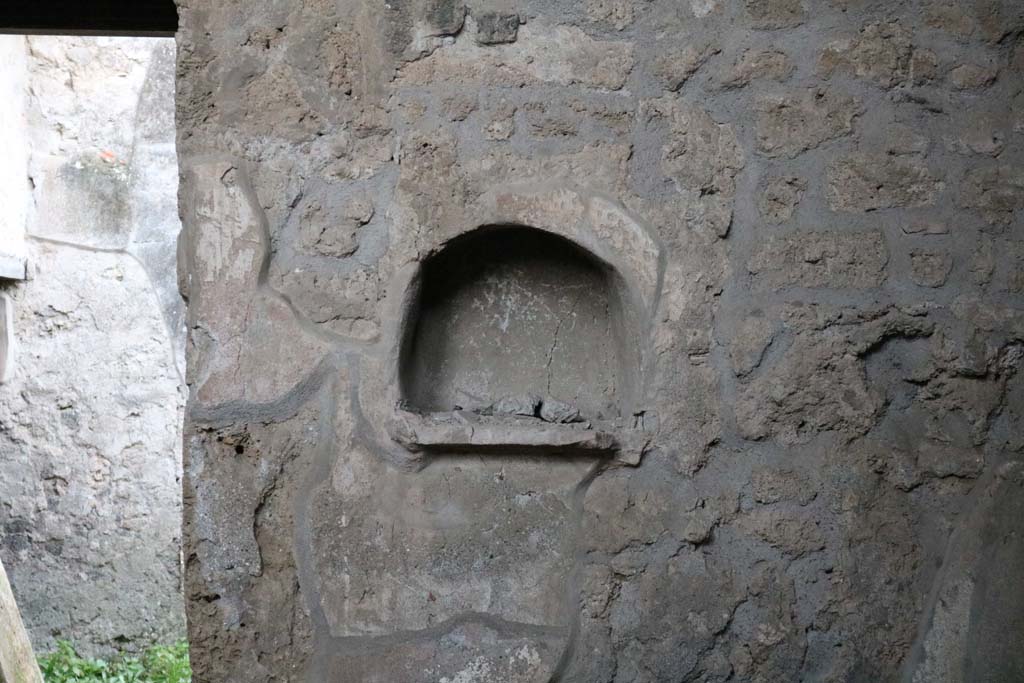 I.10.16 Pompeii. December 2018. Detail of niche in west wall. Photo courtesy of Aude Durand.
