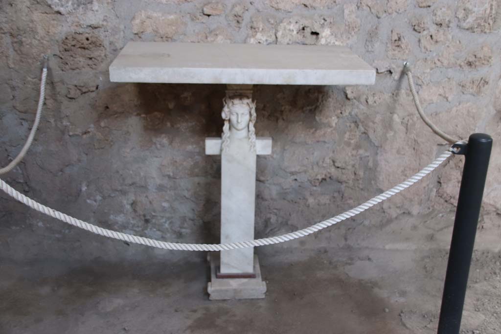 I.10.16 Pompeii. September 2021. Detail of one-legged table in atrium near west wall. Photo courtesy of Klaus Heese.