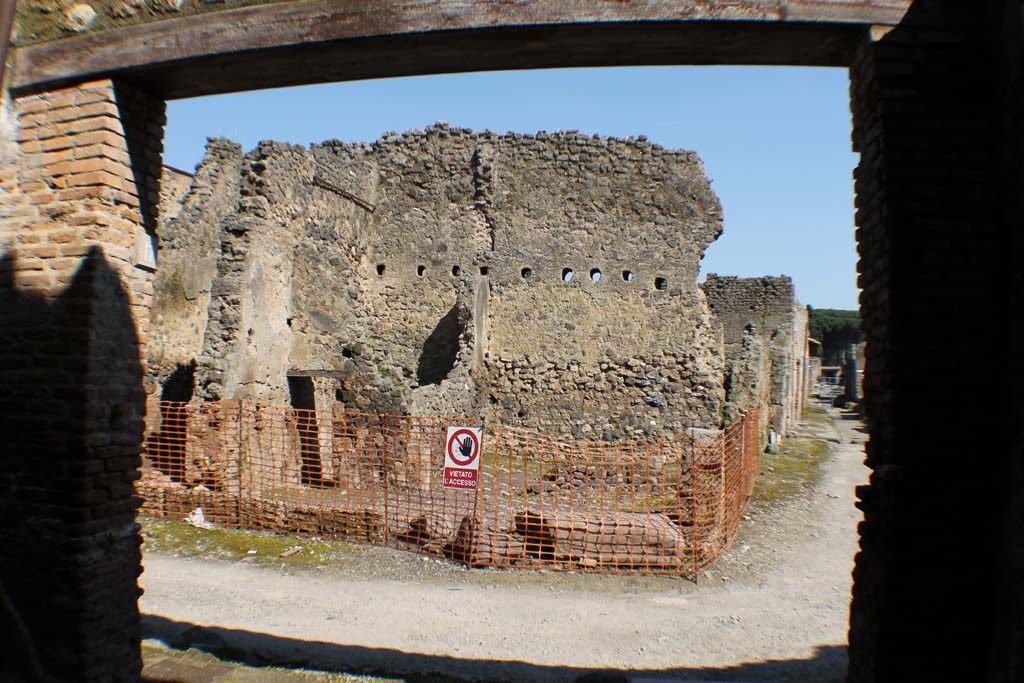 I.10.17 Pompeii. March 2014.
Looking east through doorway across Vicolo di Paquius Proculus towards I.7.15 on corner of Via di Castricio.
Foto Annette Haug, ERC Grant 681269 DÉCOR.