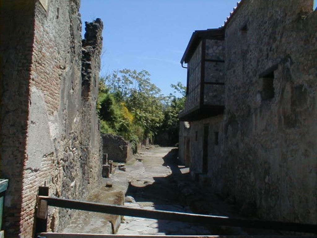 I.7 Pompeii.  May 2004.  Vicolo di Paquius Proculus looking south.  I.10.18