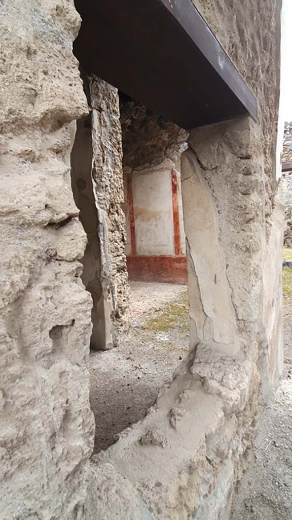 I.11.1 Pompeii. July 2021.
Looking through window in cubiculum towards south wall with doorway into ala.
Foto Annette Haug, ERC Grant 681269 DÉCOR
